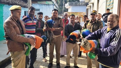 Jhansi: Panic due to death of four peacocks, treatment of one continues