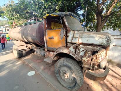 Indore: Traffic police caught a 50-year-old tanker, which was running on the road.