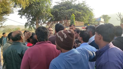 हादसे के बाद रास्ता जाम कर पुलिस से बात करते परिजन
