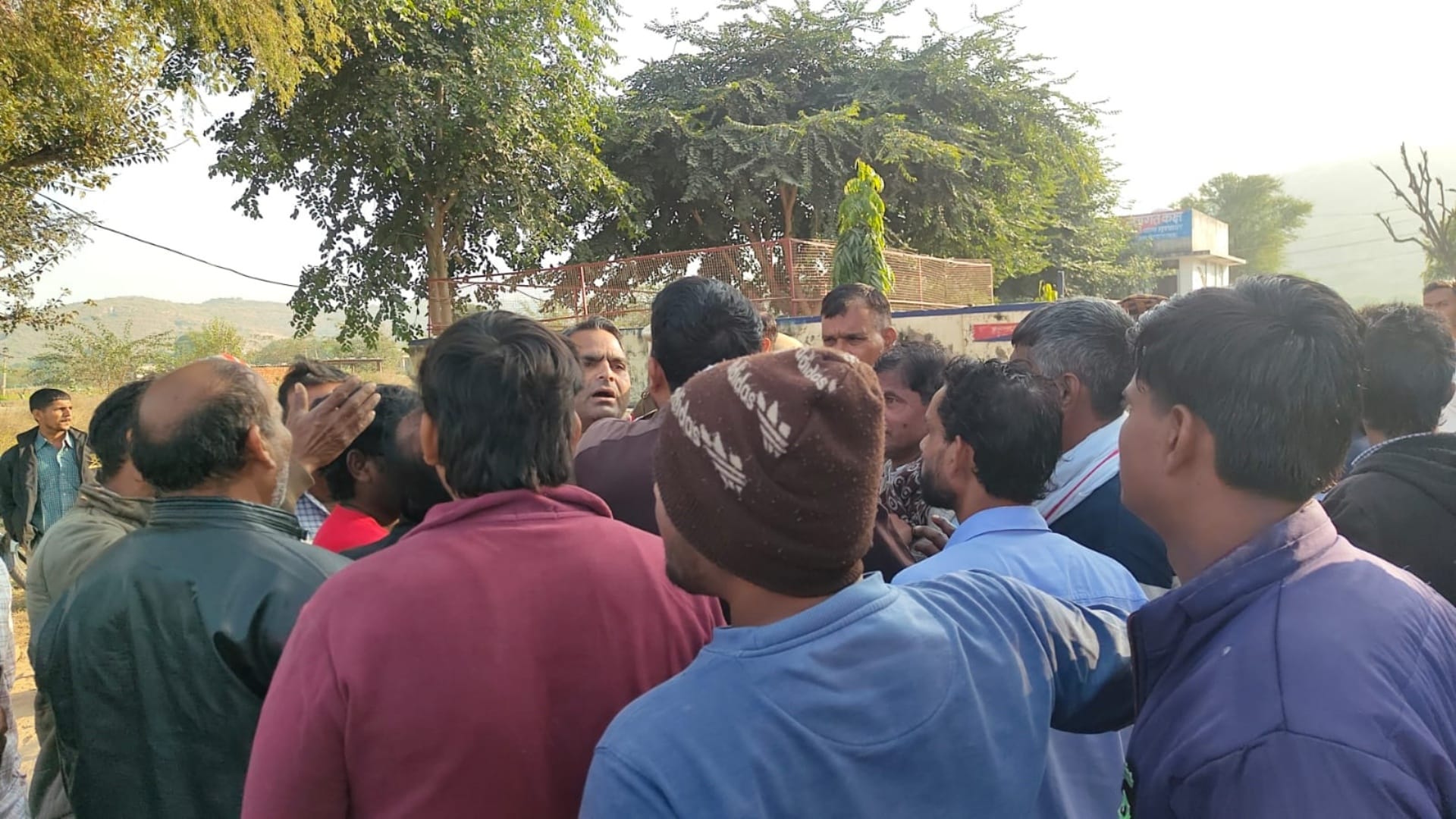 हादसे के बाद रास्ता जाम कर पुलिस से बात करते परिजन