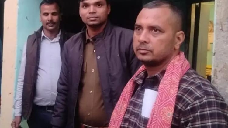 Bihar News: दिल्ली से पहुंची NIA की टीम, शेखपुरा में हथियार तस्कर धराया; लक्जरी कार और मोबाइल किया जब्त