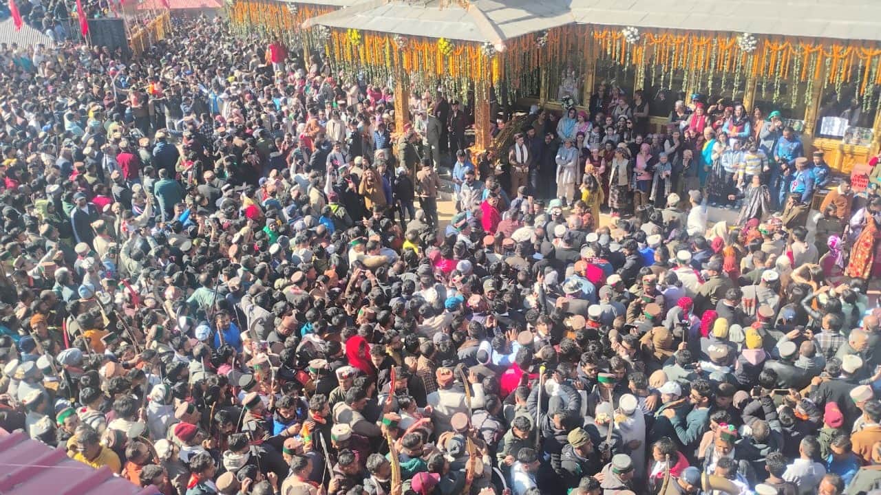 After 54 years shant mahayagya in Jhadag village Jubbal shimla, hundreds of devotees gathered for Shikha Pujan