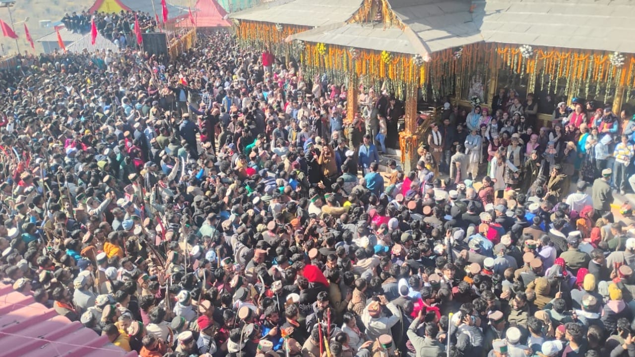 After 54 years shant mahayagya in Jhadag village Jubbal shimla, hundreds of devotees gathered for Shikha Pujan