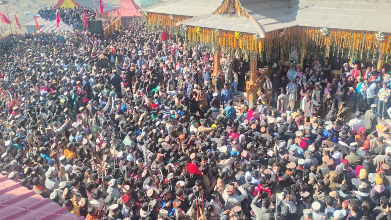 After 54 years shant mahayagya in Jhadag village Jubbal shimla, hundreds of devotees gathered for Shikha Pujan