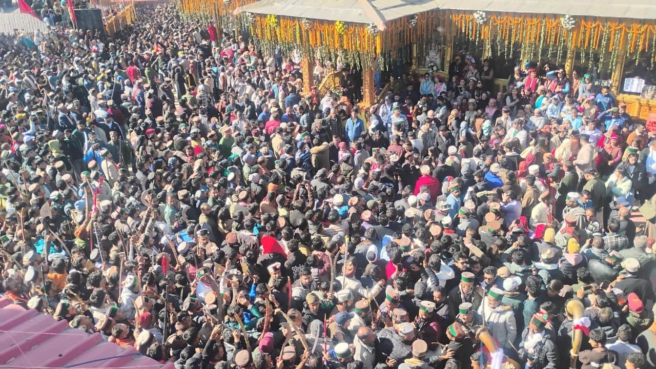 After 54 years shant mahayagya in Jhadag village Jubbal shimla, hundreds of devotees gathered for Shikha Pujan