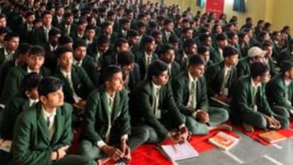 तनावमुक्त परीक्षा कार्यक्रम में शामिल छात्र