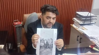 द ग्रेट खली के आरोपों को निराधार बताते हुए पत्रकार वार्ता में जबाब देते हुए तहसीलदार पांवटा साहिब