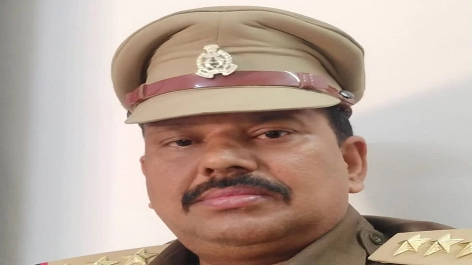 Jalaun: Kuthaund police station in-charge shot himself with a pistol... died