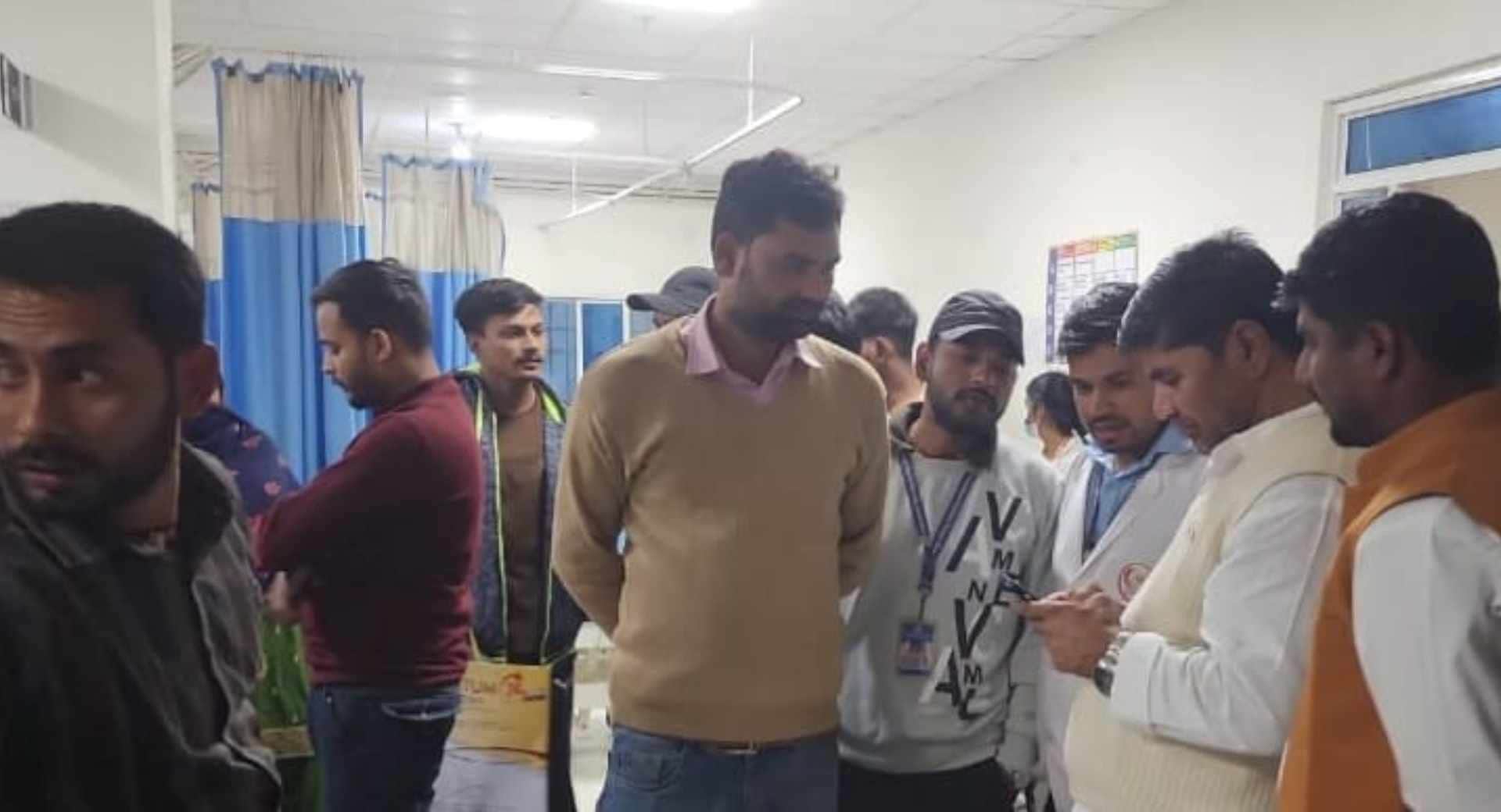 अस्पताल में मौजूद लोग