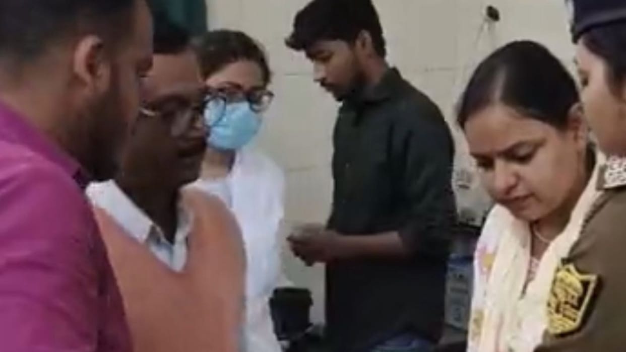 Bihar: Assistant jailer in Samastipur accused of making his wife homeless woman cuts vein in SP office