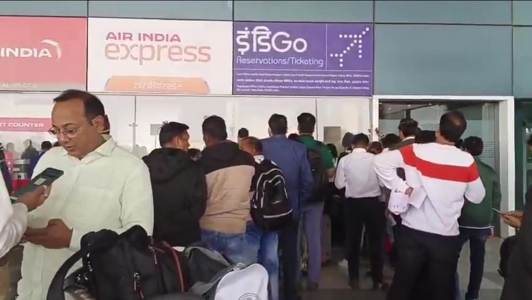पटना एयरपोर्ट पर इंडिगो के काउंटर पर खड़े यात्री।