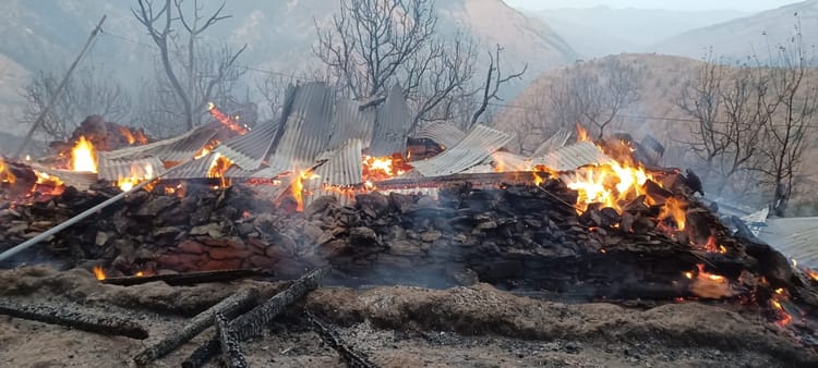 Uttarkashi: थुनारा गांव में भीषण आग से तीन मंजिला मकान राख, कई बकरियां, मुर्गे और खरगोश भी जल गए