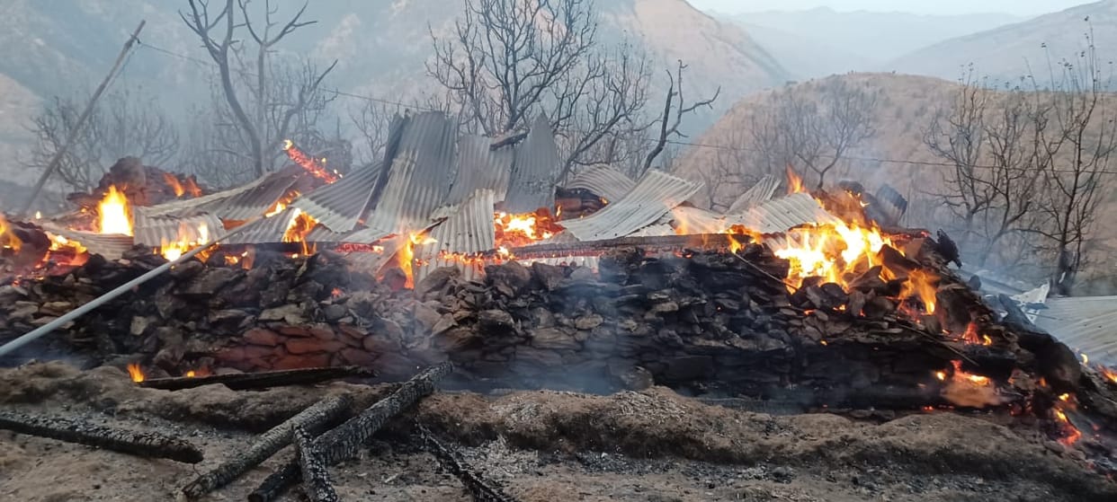 Massive fire Accident Three story house gutted by a massive fire in Damti Thunara Mori tehsil Uttarkashi