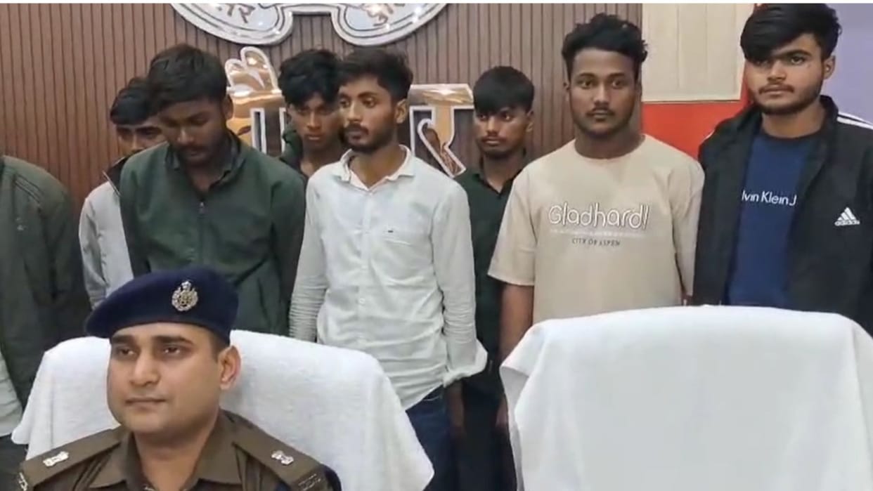 Eight criminal arrested with 10 bikes for stealing vehicles and changing number plates in jaunpur