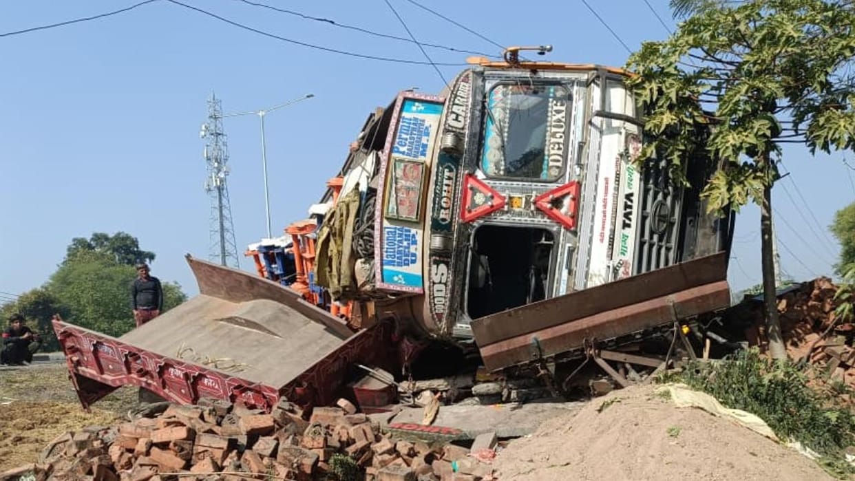 Lalitpur: Truck on its way from Delhi to Bilaspur overturned while trying to save a cow.