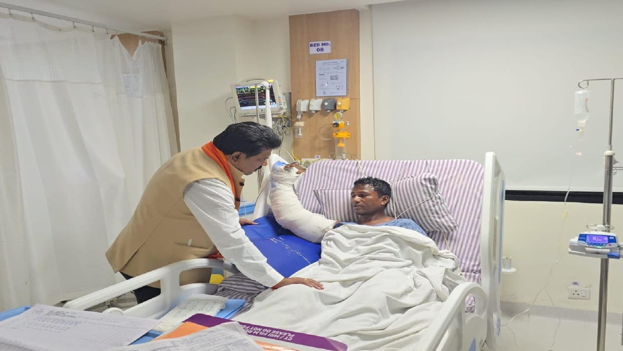 Deputy CM Vijay Sharma met the police personnel injured in the IED blast in the hospital in Chhattisgarh