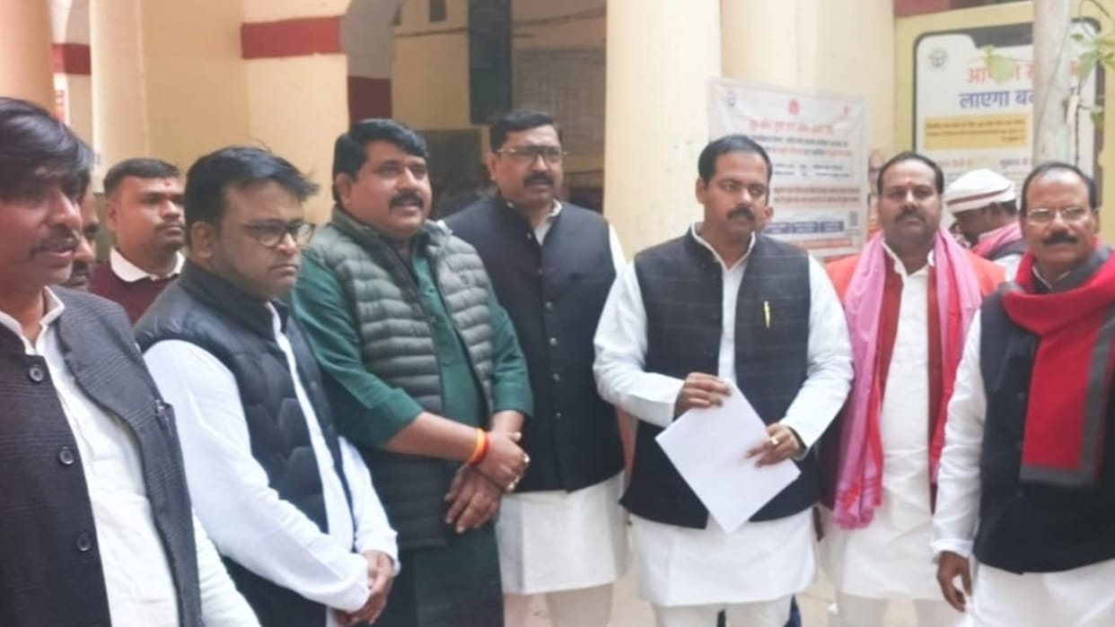 Objection raised in morning name of SP MLC Ashutosh Sinha found in voter list in evening in Varanasi