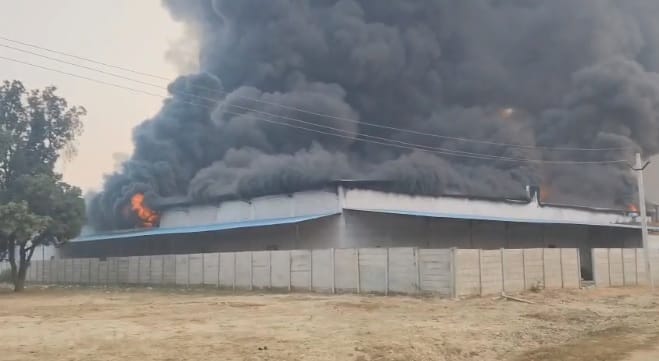 Hardoi Fire Massive fire breaks out in a disposable plate and bowl factory causing losses worth millions