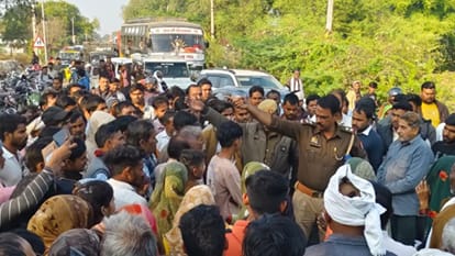 Jhansi: Farmers block road during fertilizer distribution, traffic disrupted for an hour