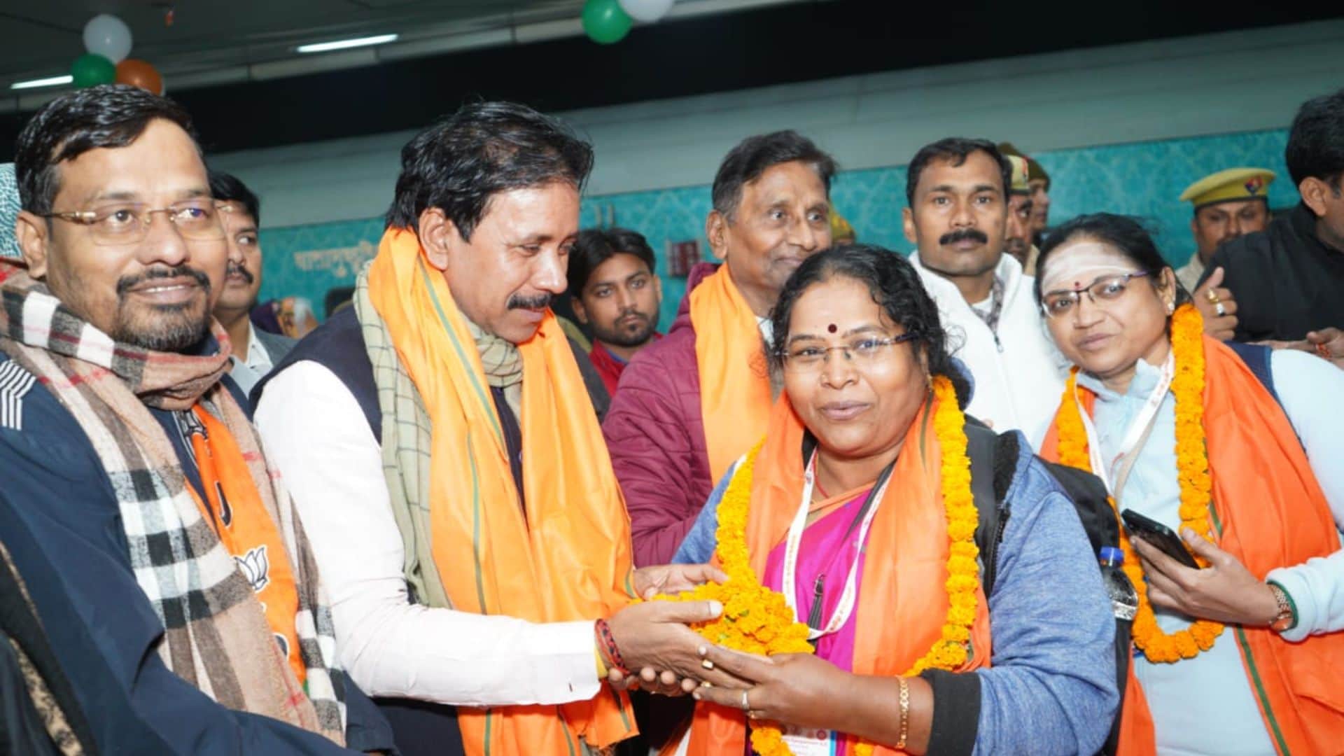 Kashi Tamil Sangamam 4.0 Third contingent from Tamil Nadu arrives grand welcome with drum playing in varanasi