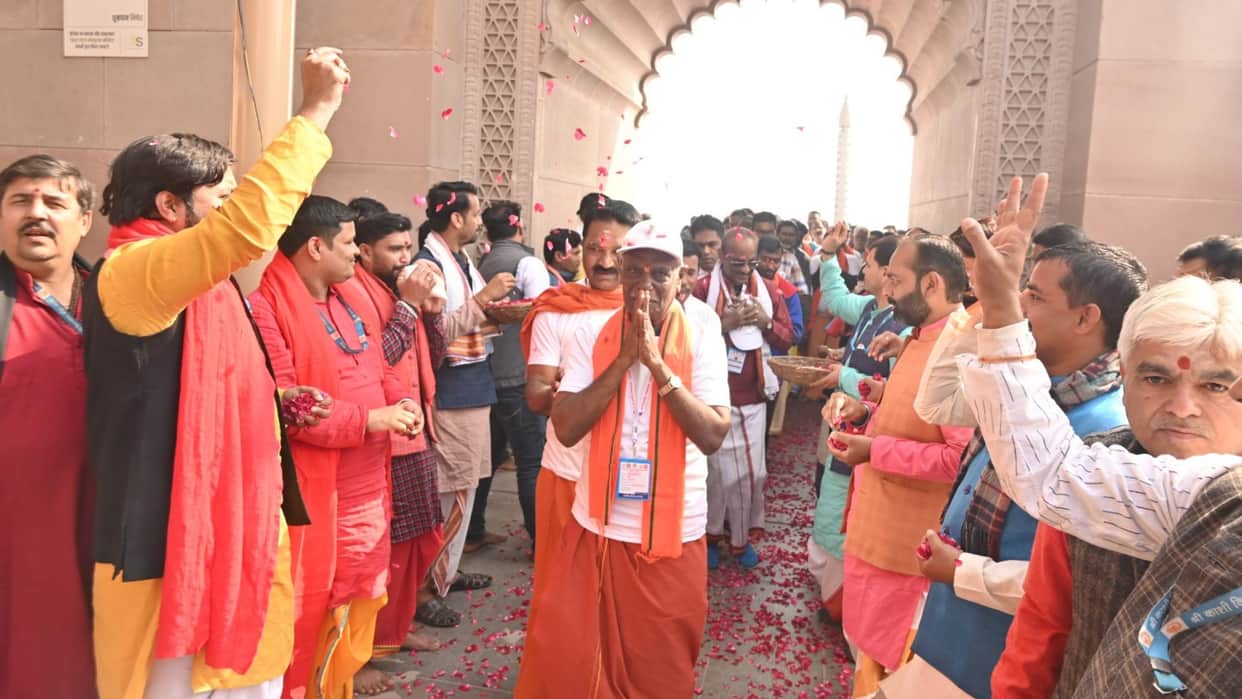 Kashi Tamil Sangam Third group visits Baba Vishwanath temple, mesmerized by grand corridor in varanasi