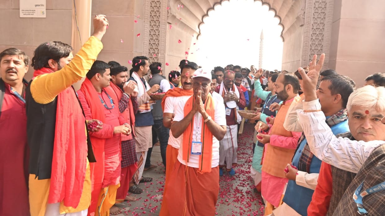 Kashi Tamil Sangam Third group visits Baba Vishwanath temple, mesmerized by grand corridor in varanasi