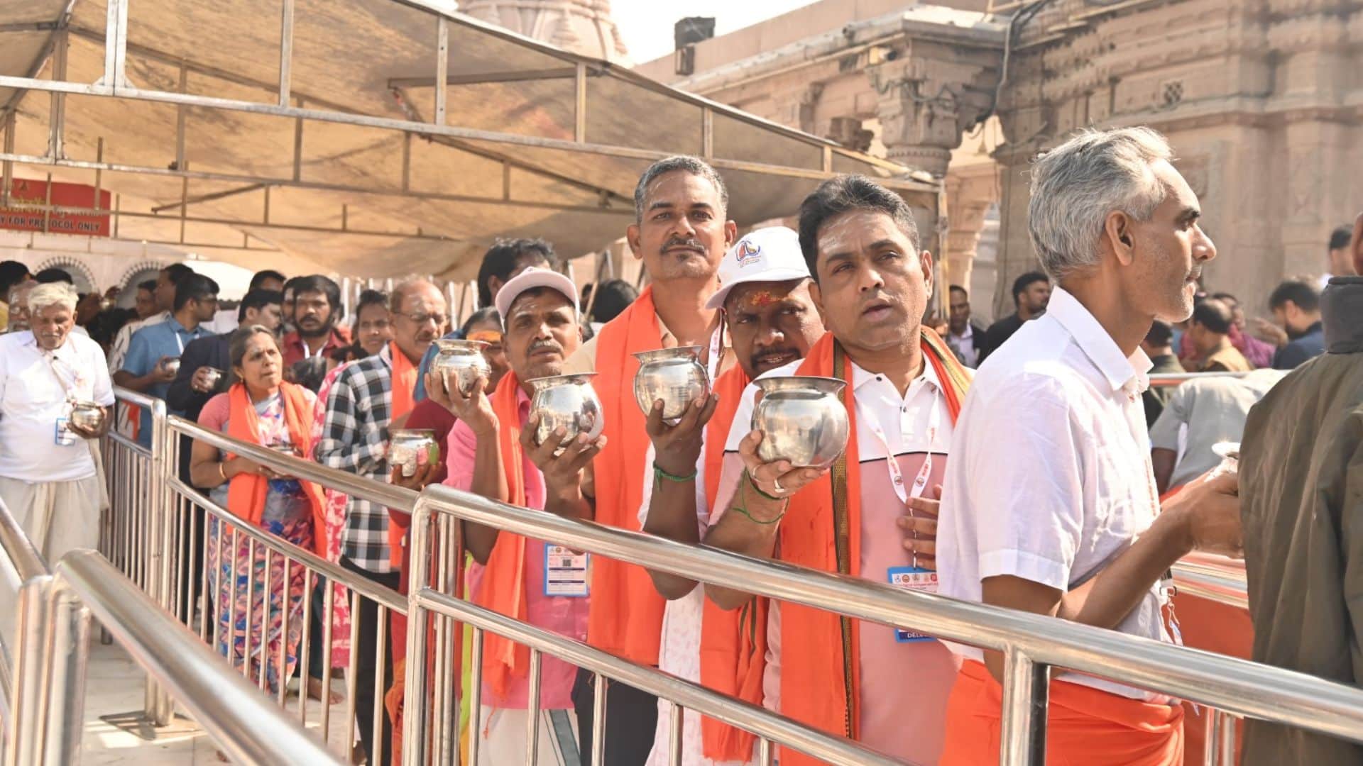 Kashi Tamil Sangam Third group visits Baba Vishwanath temple, mesmerized by grand corridor in varanasi