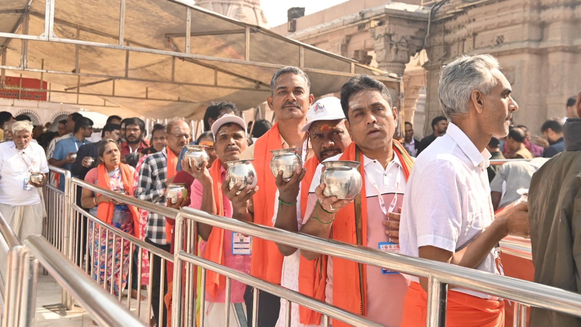 Kashi Tamil Sangam Third group visits Baba Vishwanath temple, mesmerized by grand corridor in varanasi