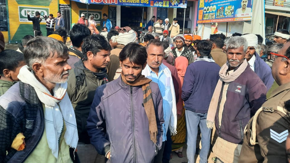Mahoba: Farmers protest against arbitrary urea distribution