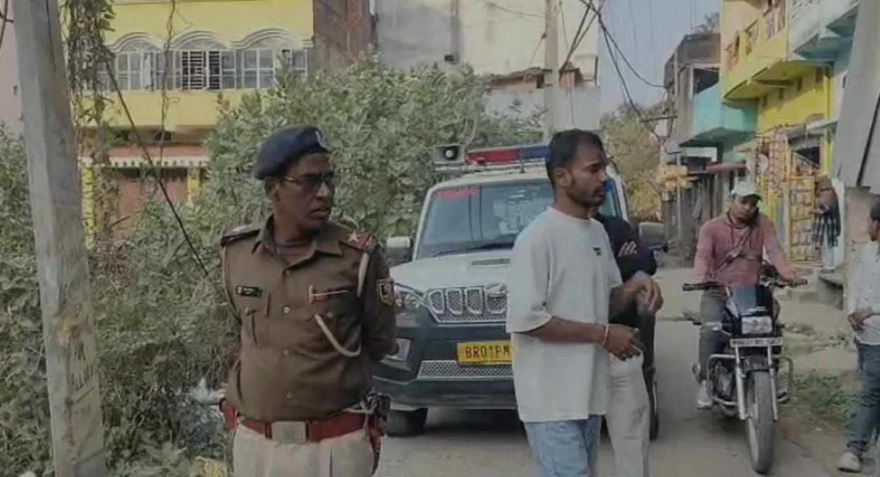 patna daylight robbery collection agent 5 lakh weapon motorcycle thieves