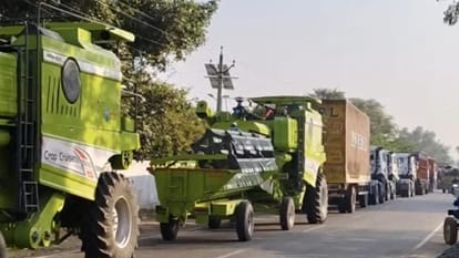 Jhansi: Farmers block road during fertilizer distribution, traffic disrupted for an hour