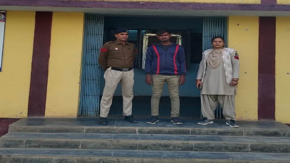पुलिस की गिरफ्त में आरोपी