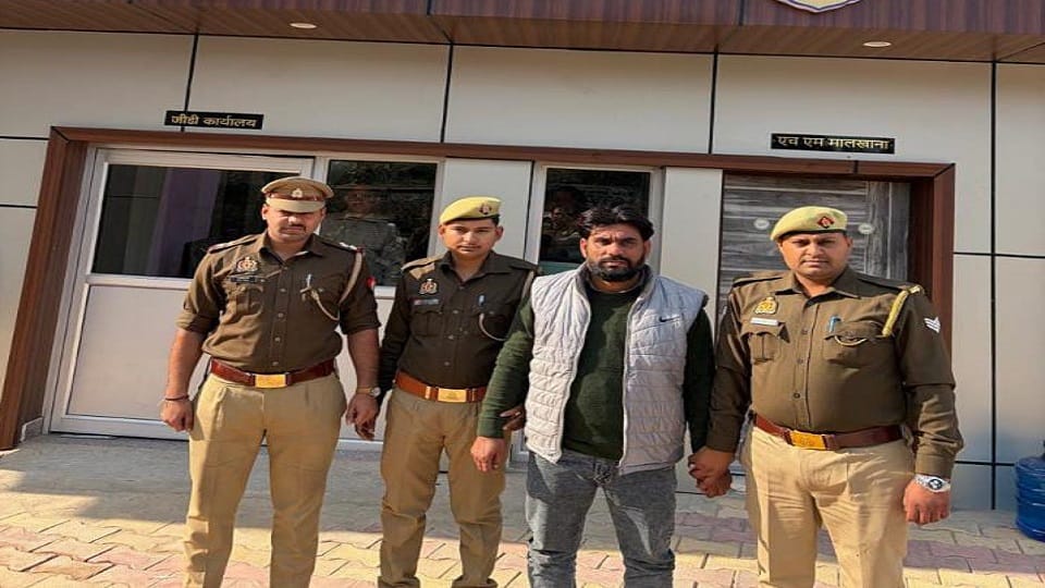 police exposed illegal work in guest house in agra