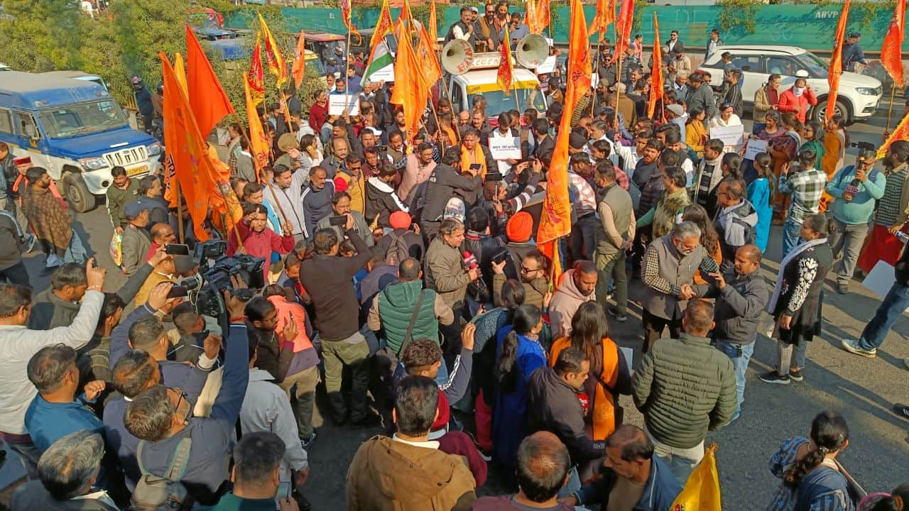 संघर्ष समिति सहित विभिन्न हिन्दू संगठनों का तवी पुल पर एसएमवीडीयू दाखिले के मामले को लेकर प्रदर्शन।