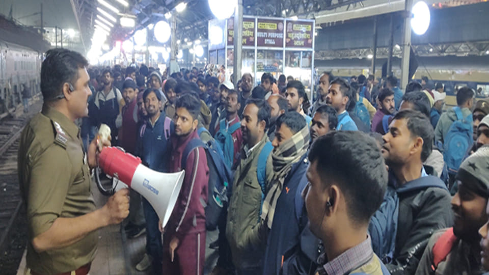 Kanpur: Candidates throng Central, occupying reserved coaches; RPF and GRP evacuate coaches