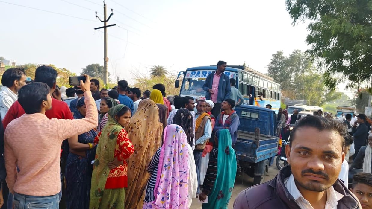 Jhansi: Farmers block road during fertilizer distribution, traffic disrupted for an hour