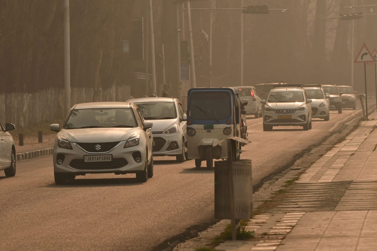 The AQI in Kashmir reached 288, causing eye irritation and difficulty breathing.