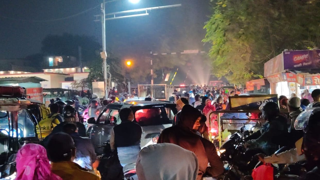 Kandwa, Pahadi Nathupur gate face daily traffic jam but Bareka administration unable to solution in varanasi