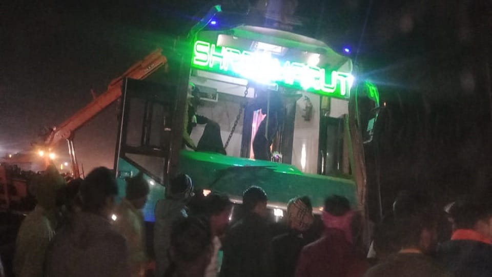 Bus accident on Agra-Jaipur highway in agra