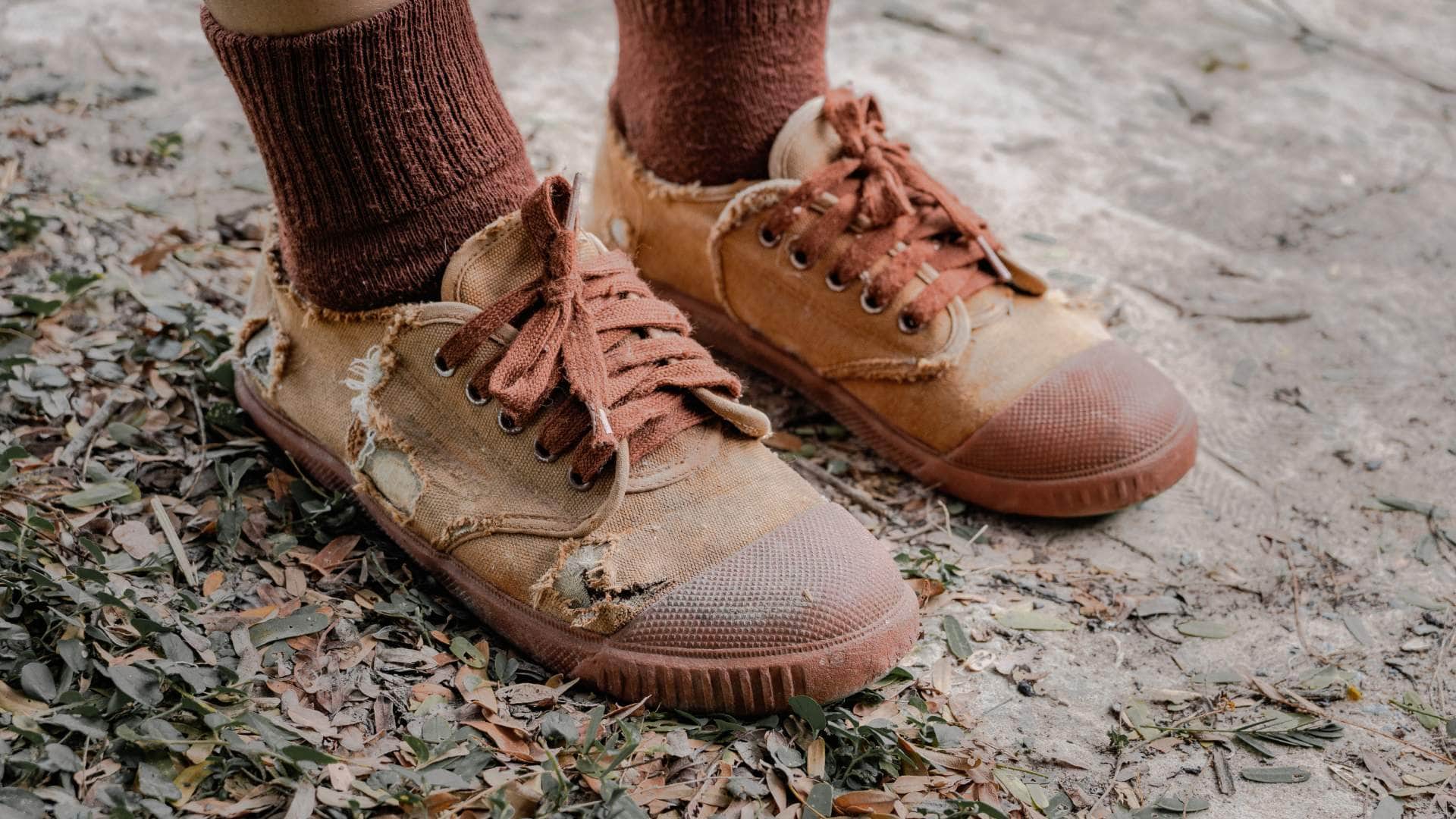 Vastu tips torn shoes can spoil your luck fate hue jute pahnane se kya hota hai