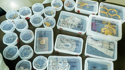 Etawah: Jewelry worth 40 lakh rupees was stolen from a house after befriending someone on social media