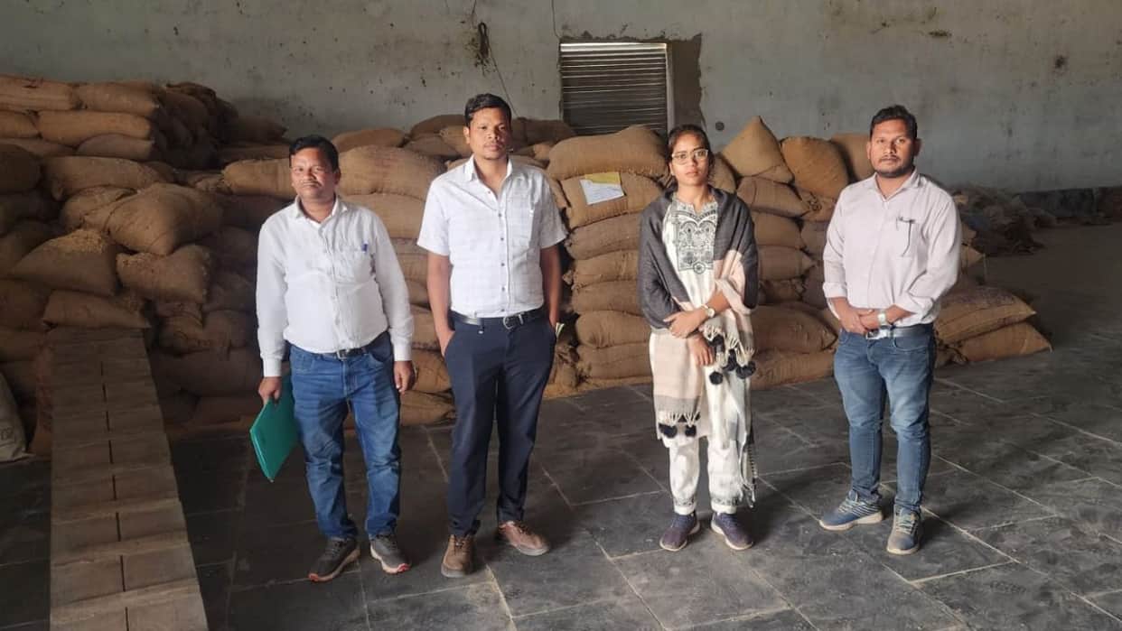 1044 quintals of paddy seized in action against illegal Dham storage in Bhatapara