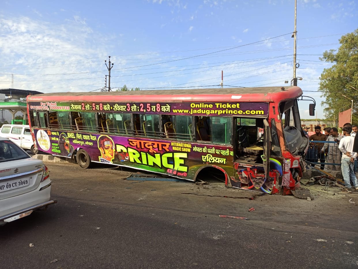 Bhopal News: In Bhopal, the front wheels of an out-of-control bus came off; the bus climbed onto the divider w