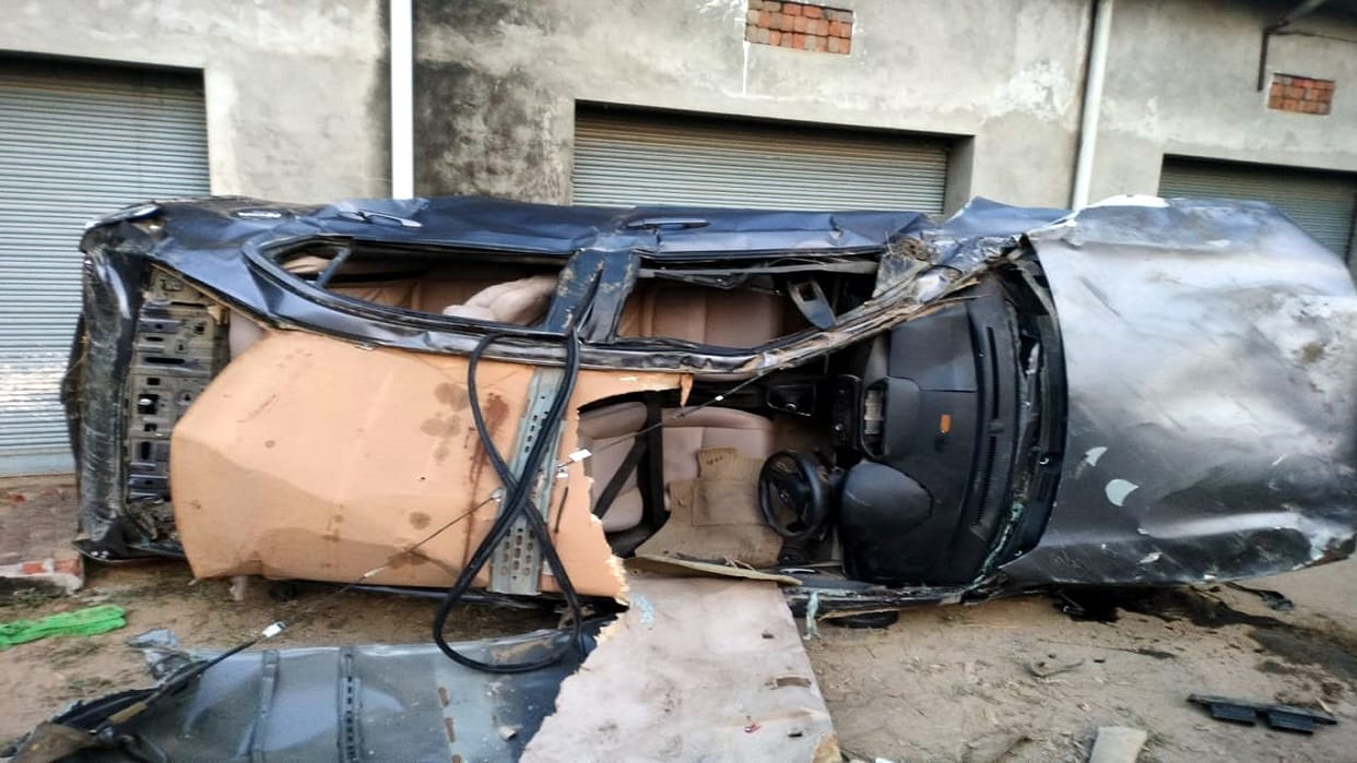 head constable and driver injured due to car overturned on highway in budaun