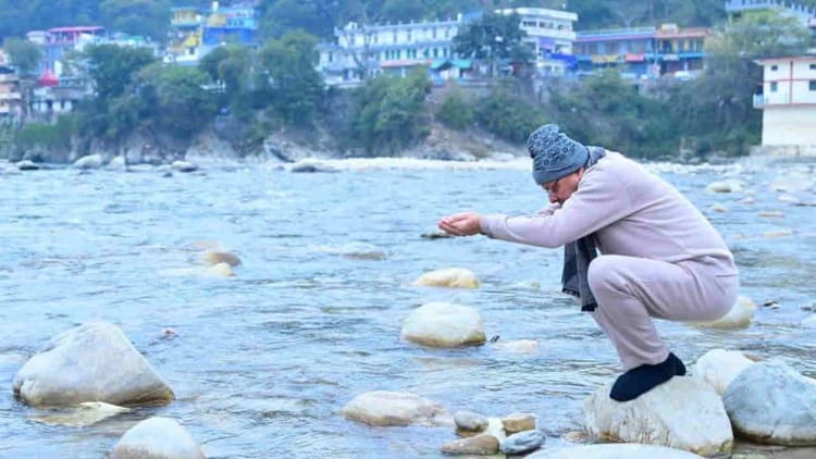 Uttarakhand: सीएम का बागेश्वर दौरा; एथलीटों से मिले, सरयू नदी किनारे बैठे, बागनाथ मंदिर में की पूजा-अर्चना