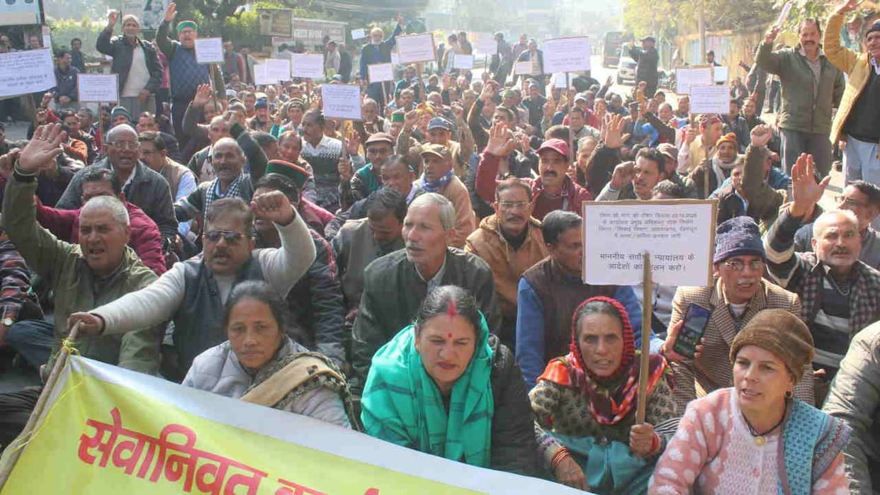 Retired employees from Irrigation and PWD departments marched towards secretariat stopped by Police Dehradun