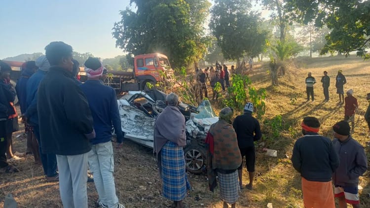 भीषण सड़क हादसा: जशपुर में तेज रफ्तार कार ट्रेलर में घुसी, कार के उड़े परखच्चे; वाहन में सवार पांच की मौत