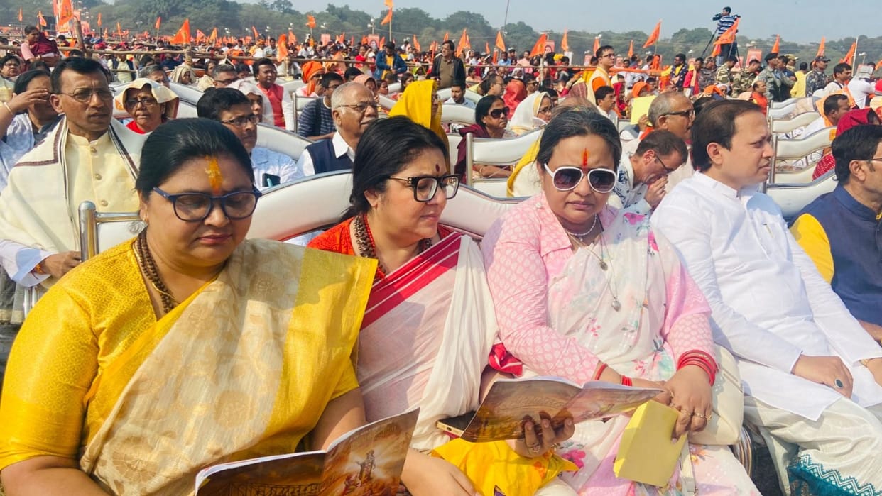 Lakhs participate in mega Gita recital in Kolkata