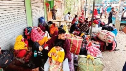 Fear of the SIR campaign Crowd of illegal immigrants at the Bengal border 15,000 Bangladeshis return