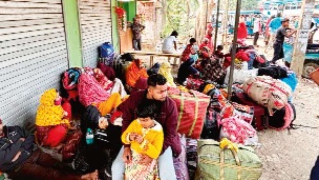Fear of the SIR campaign Crowd of illegal immigrants at the Bengal border 15,000 Bangladeshis return
